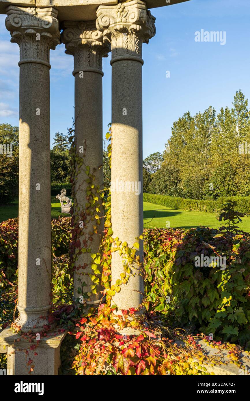 Giardini formali nella tenuta della Palmerstown House, in stile palladiano, Johnstown, County Kildare, Irlanda Foto Stock