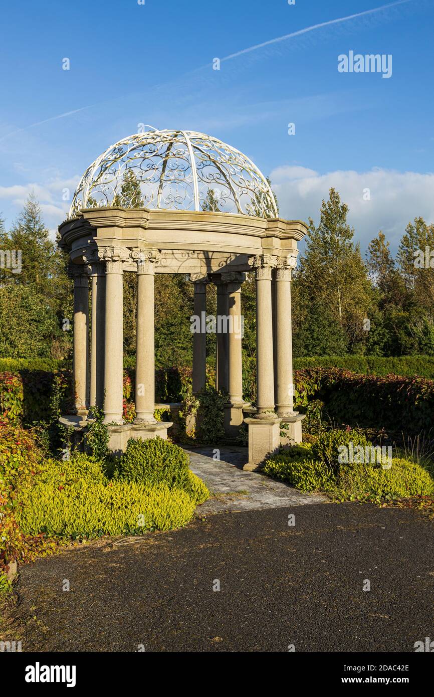 Giardini formali nella tenuta della Palmerstown House, in stile palladiano, Johnstown, County Kildare, Irlanda Foto Stock