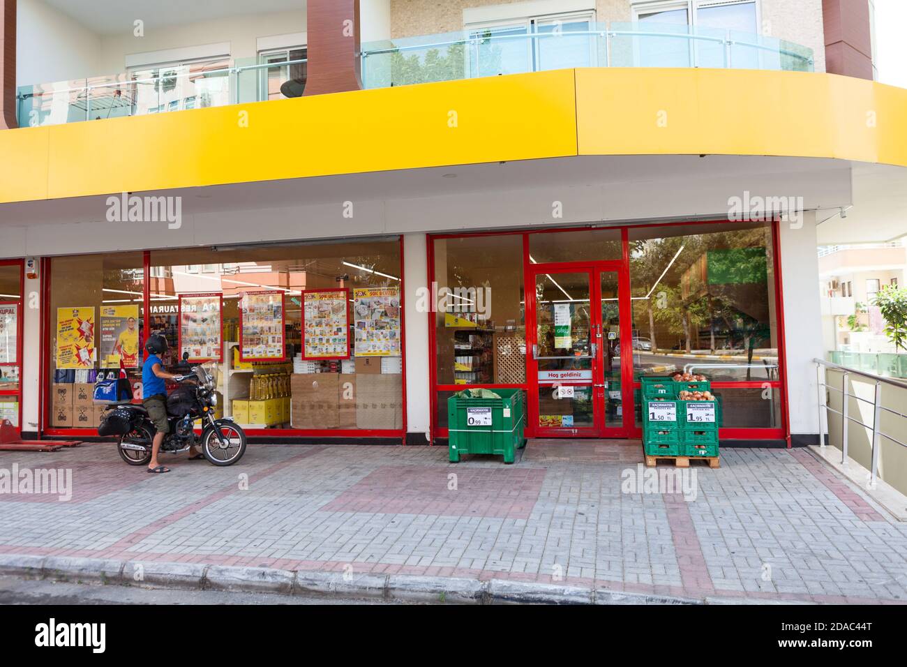 Il negozio di alimentari Sok si trova nel centro della città. SOK Markets è stata fondata dal Migros Ticaret come piccola e conveniente catena di negozi. Alanya, Turchia Foto Stock