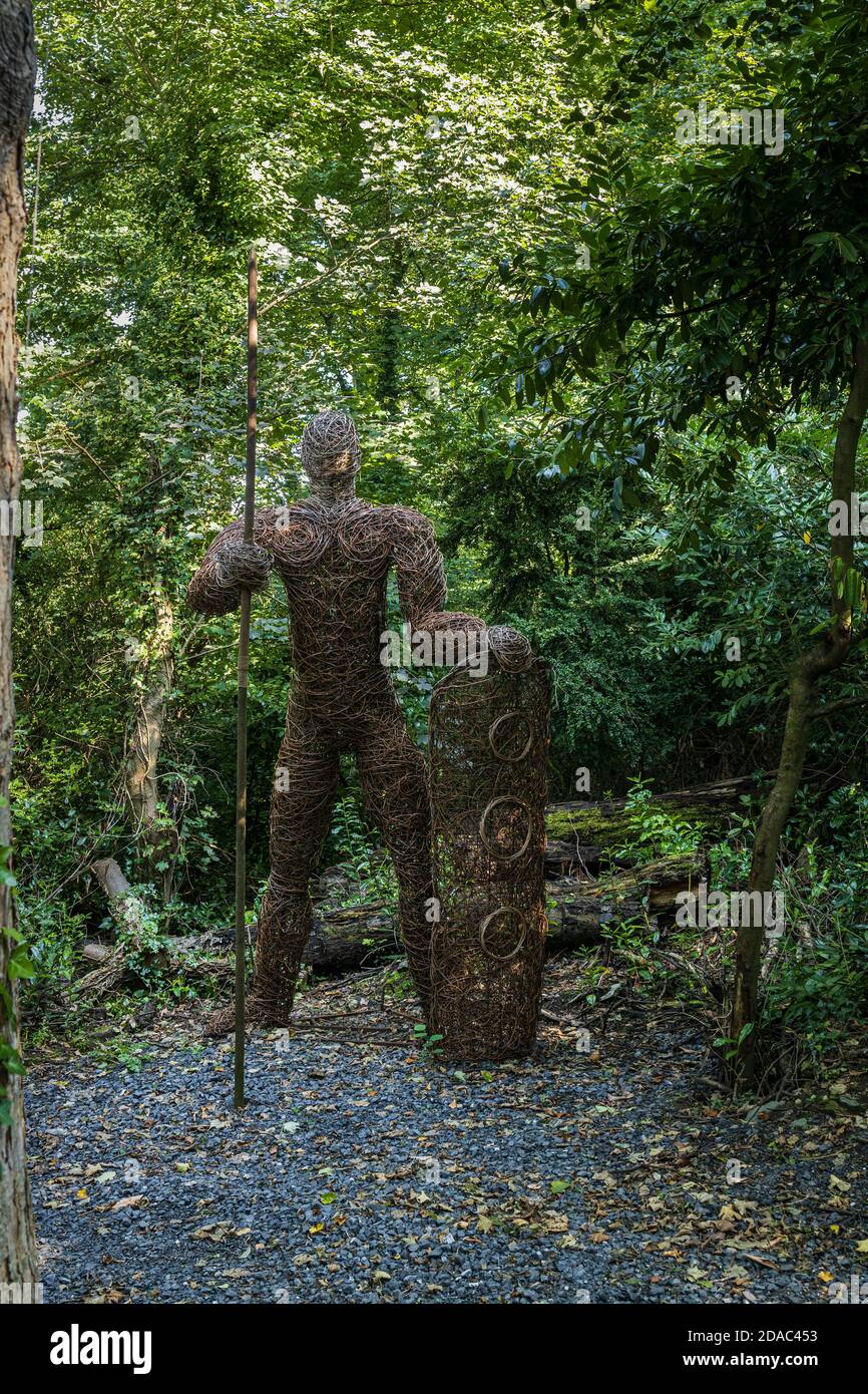 Gigantesca statua di guerriero rustico con scudo e lancia nel giardino di Palmerstown House, Johnstown, County Kildare, Irlanda Foto Stock