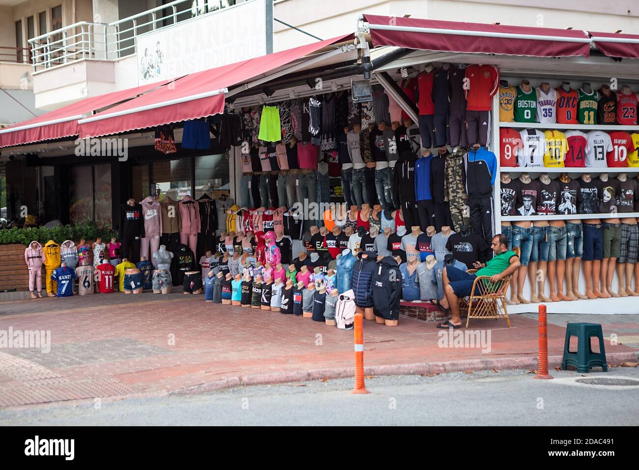 Piccole bancarelle private con vestiti sono per le strade della città. Abbigliamento di marca sono in vendita per i turisti che camminano nelle città turistiche turche. Alanya, Turchia Foto Stock