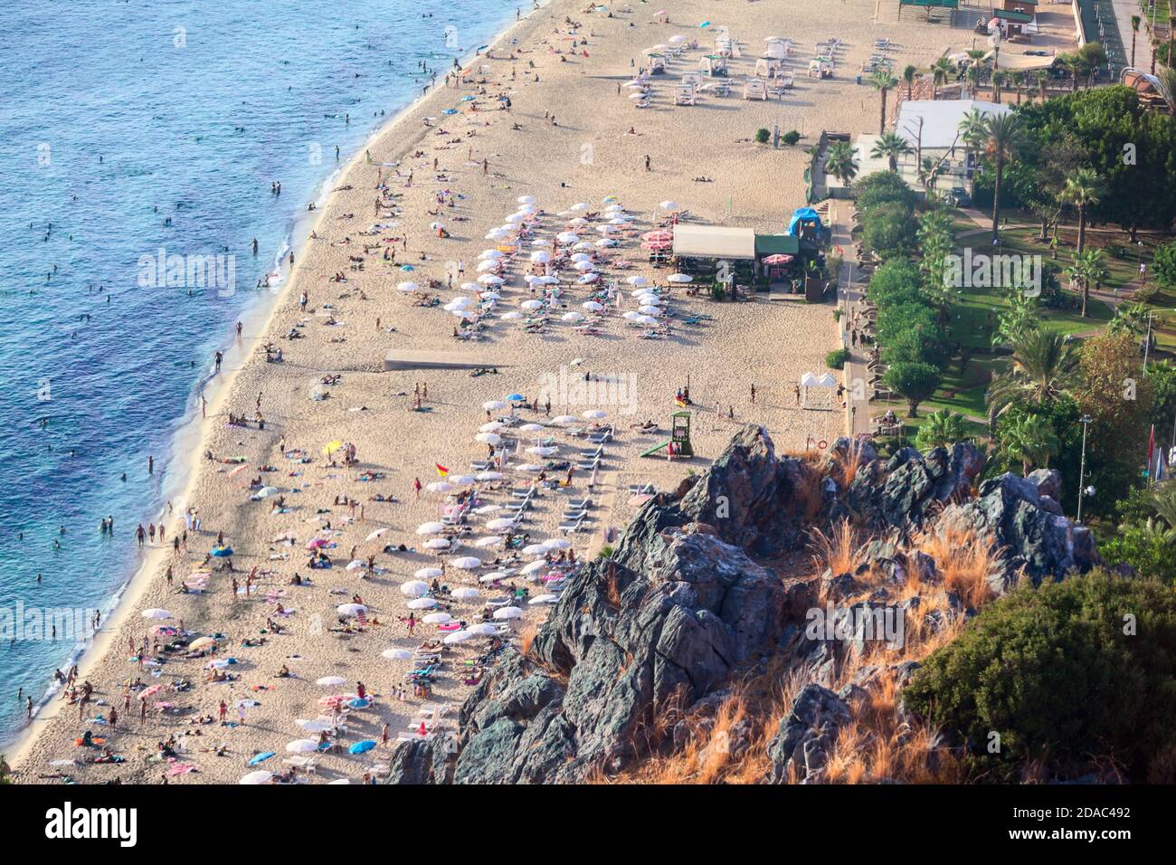 Vista aerea sulla spiaggia di Kleopatra, la città di Alanya, Turchia. Linea d'acqua con costa sabbiosa. Il fuoco è sulle rocce Foto Stock