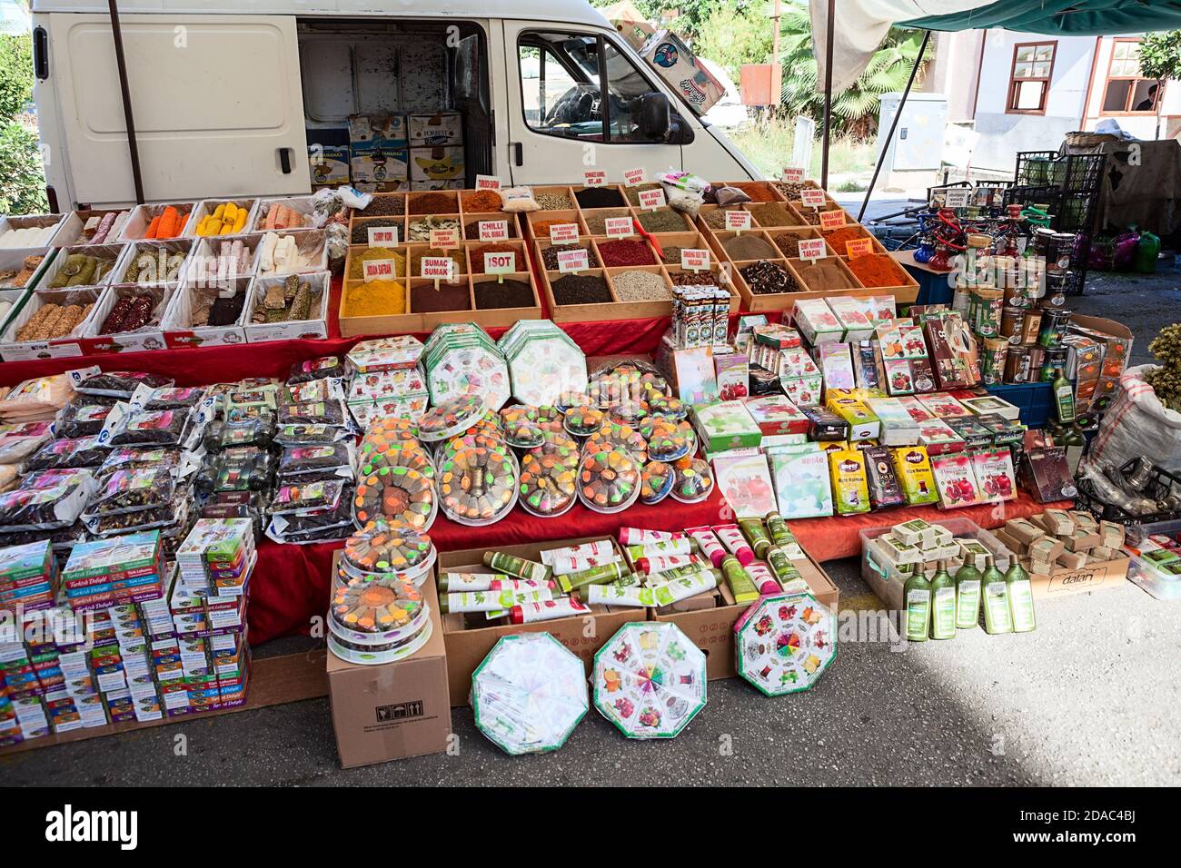 Molte erbe e delizie turche sono al banco del mercato agricolo in città. Una vasta gamma di scelte è in vendita in grande bazaar. Ala Foto Stock