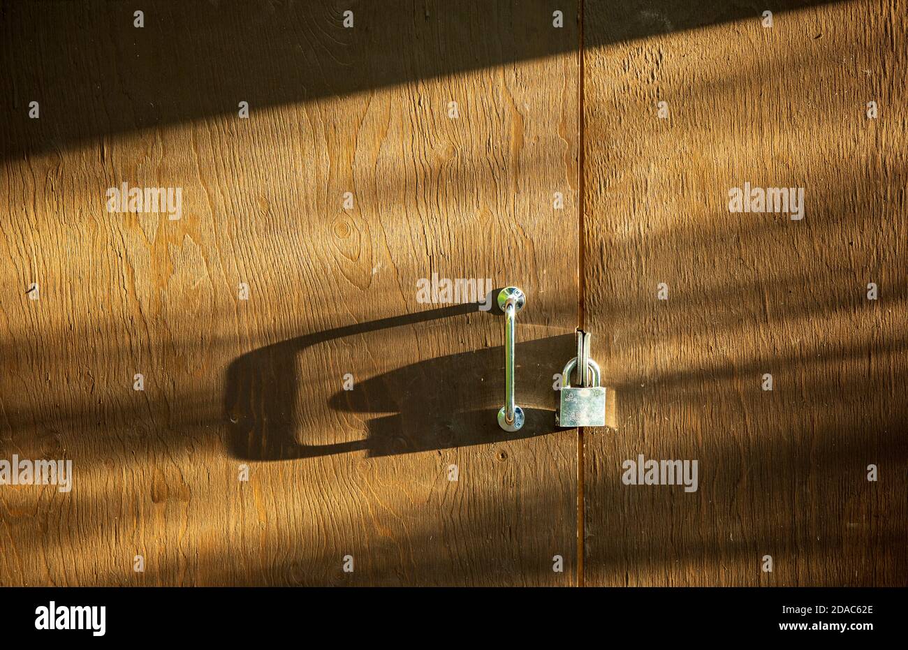 Lucchetto in lega di acciaio inossidabile lucido su porta di legno marrone chiusa, Finlandia Foto Stock