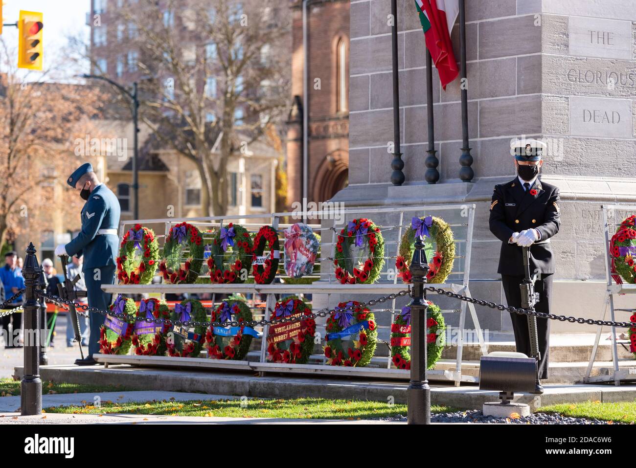 Celebrazione del giorno della memoria senza parata e partecipazione limitata al Cenotaph di Londra (11 novembre 2020) Foto Stock