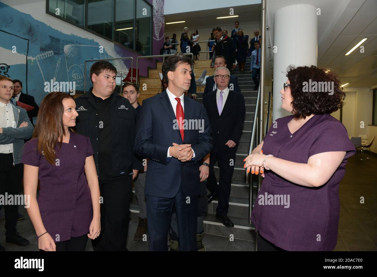 Il leader del Partito del lavoro ed Milliband parla con gli studenti di Dudley Collegio 2014 Foto Stock