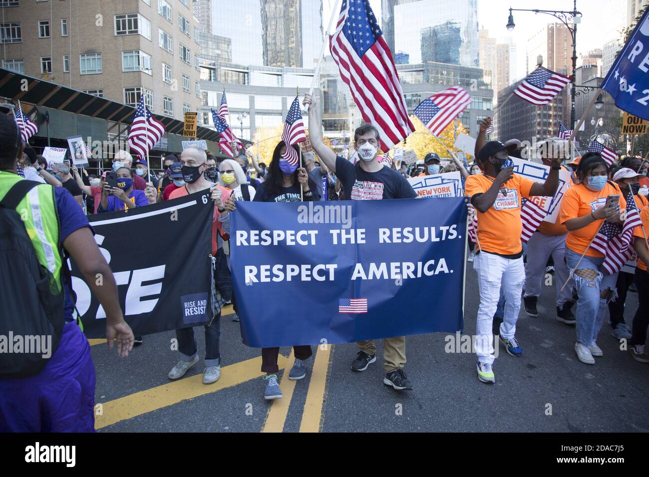 Pro-Biden manifestazione e celebrazione della sua vittoria a Columbus Circle a New York City il 7 novembre 2020. Foto Stock