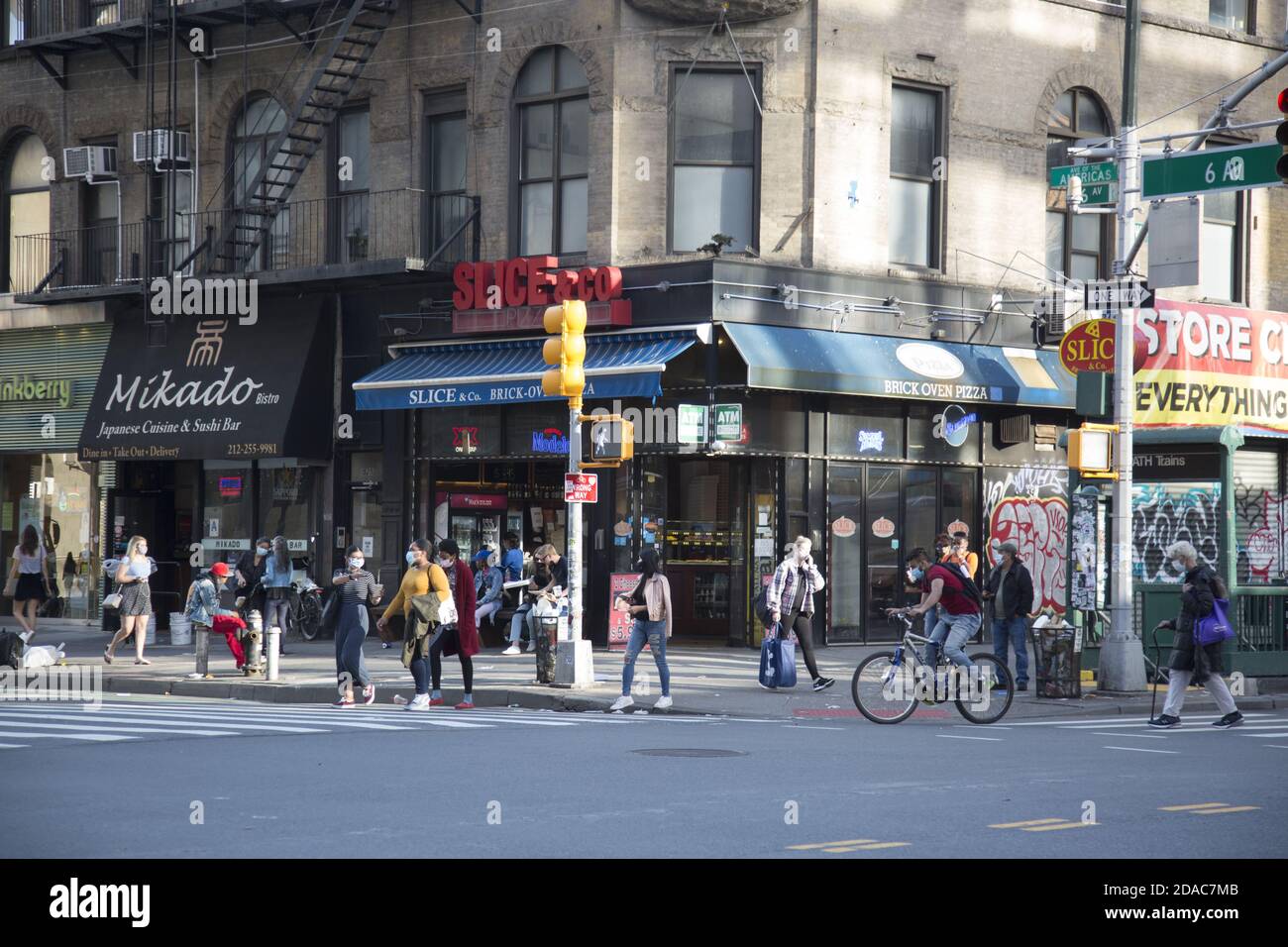 Street LIFE all'angolo tra la 14th Street e la 6th Avenue a Manhattan, New York City. Foto Stock