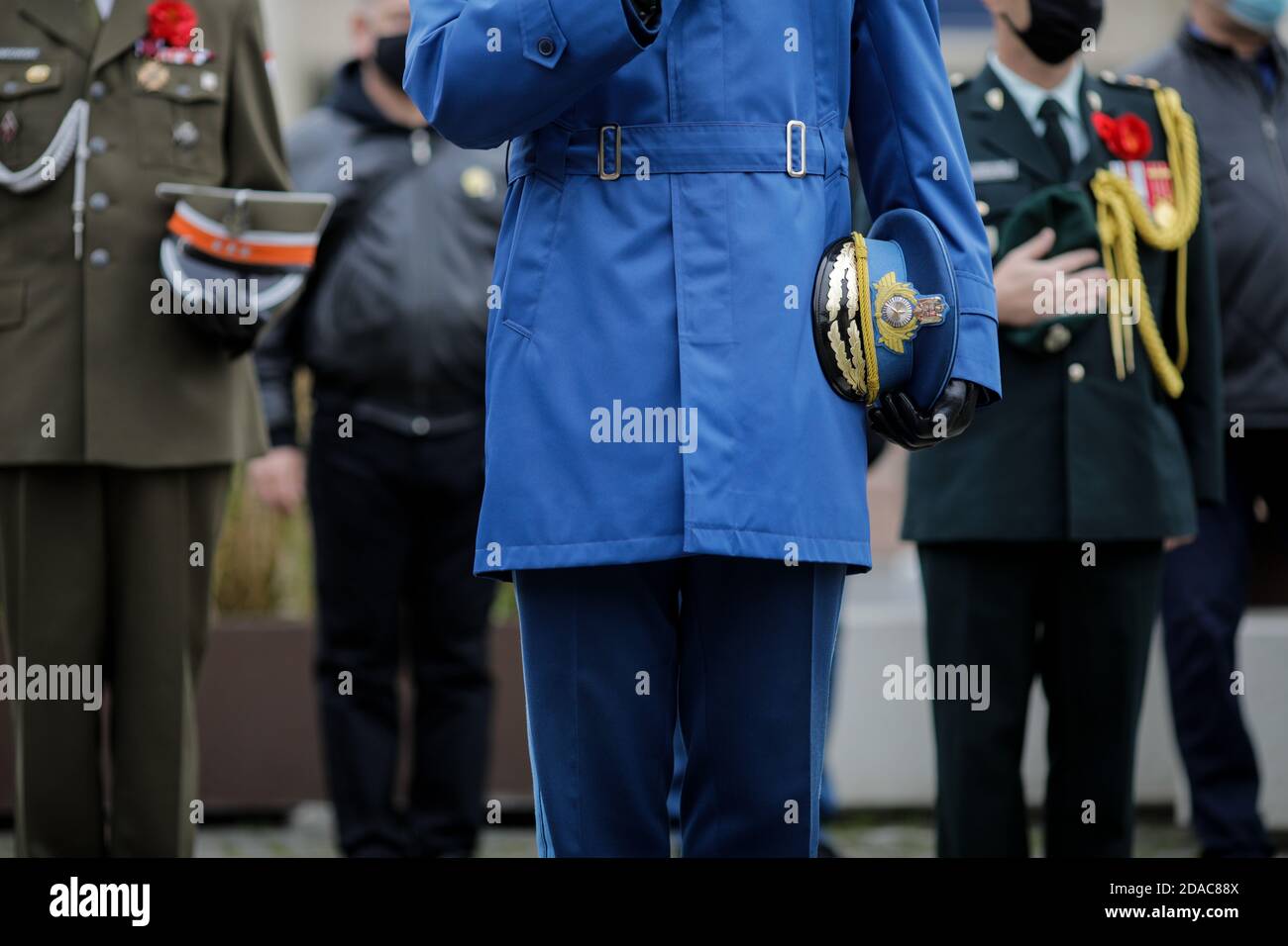 Bucarest, Romania - 11 novembre 2020: Dettagli di un ufficiale dell'esercito rumeno che tiene il suo cappellino di servizio durante una preghiera silenziosa. Foto Stock