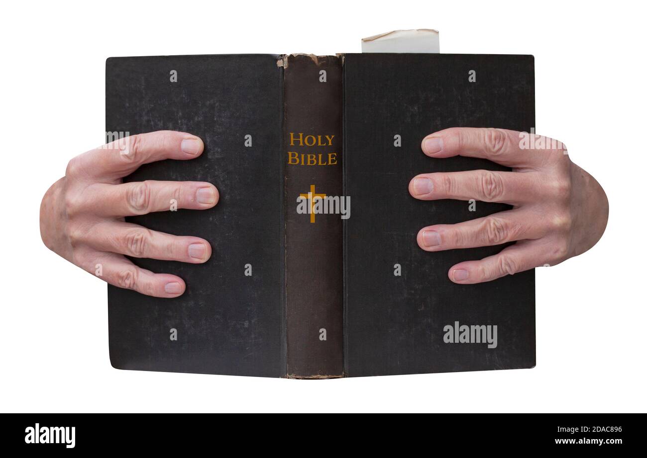 Mani che tengono aperto il libro della Sacra Bibbia cristiana con il titolo d'oro sul legame. Isolato su sfondo bianco. Foto Stock