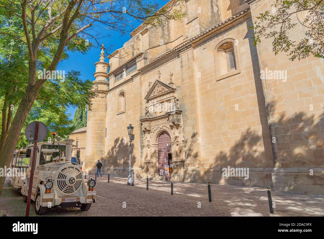 Vista sulla strada della città di Ubeda presso la chiesa con un treno turistico Andalusia, Spagna Foto Stock