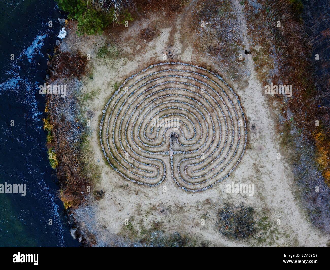 Labirinto a spirale fatto di pietre sulla costa, vista dall'alto dal drone Foto Stock