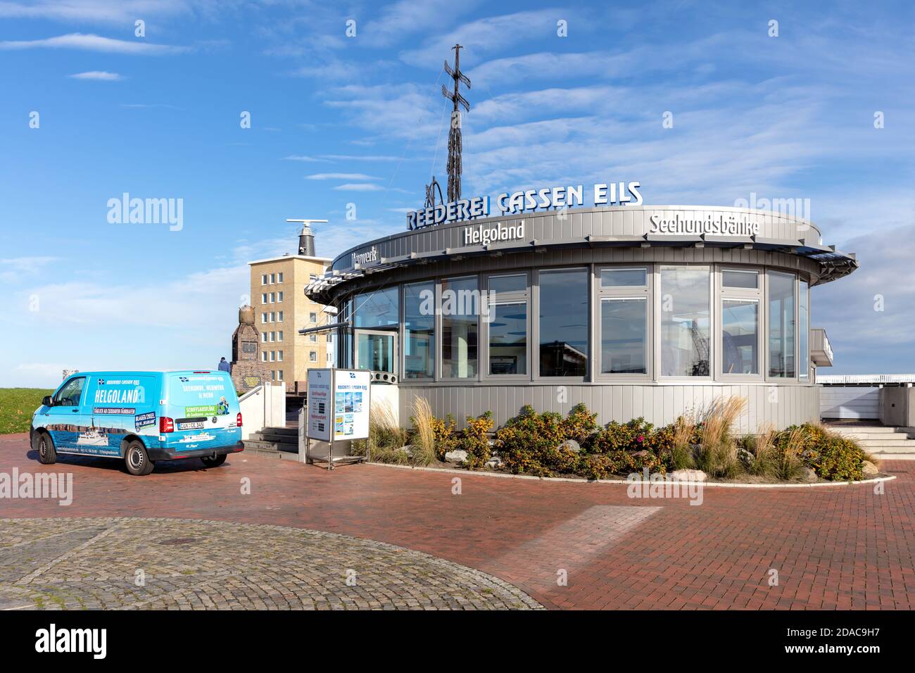 Cassen Eils pavillon a Cuxhaven, Germania. Cassen Eils è la più antica società di trasporti che offre il trasporto a Heligoland. Foto Stock
