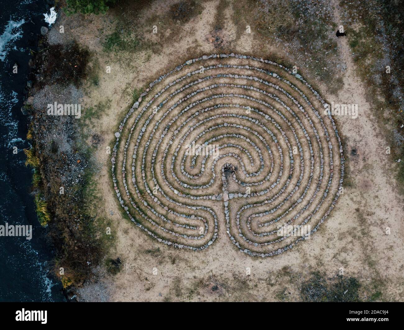 Labirinto a spirale fatto di pietre sulla costa, vista dall'alto dal drone Foto Stock