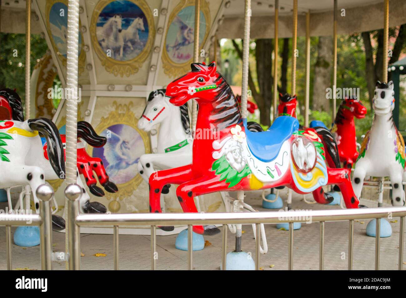 Frammento di giostra allegra-go-round con cavalli Foto Stock