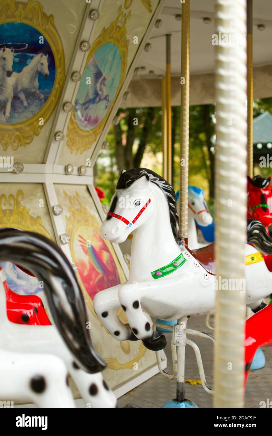 Frammento di giostra allegra-go-round con cavalli Foto Stock