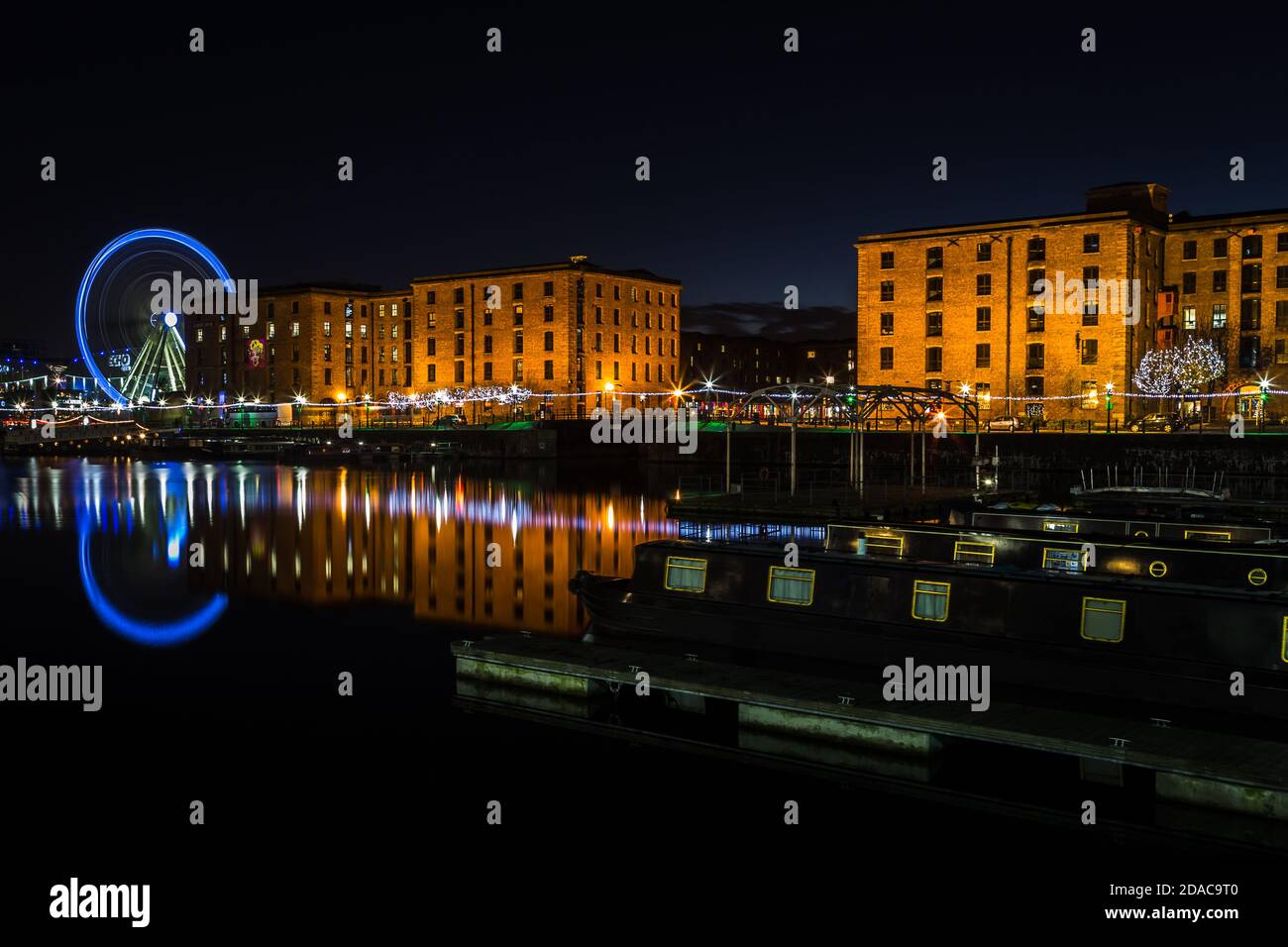 Luci di Natale lungo l'Albert Dock a Liverpool, catturate attraverso il Salthouse Dock nel novembre 2014. Foto Stock