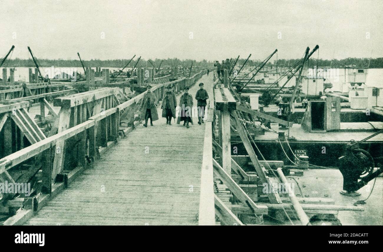 Ponte sul Danubio. Sotto il fuoco delle forze serbe, gli ingegneri del generale Mackensen costruirono questo grande ponte sul Danubio e il suo esercito attraversò l'invasione della Serbia. Ludwig Friedrich August Mackensen era un maresciallo tedesco. Egli comandò con successo durante la prima guerra mondiale del 1914–1918 e divenne uno dei leader militari più prominenti e competenti dell'Impero tedesco. Dopo l'armistizio del novembre 1918, gli alleati vittoriosi internarono Mackensen in Serbia per un anno. Foto Stock