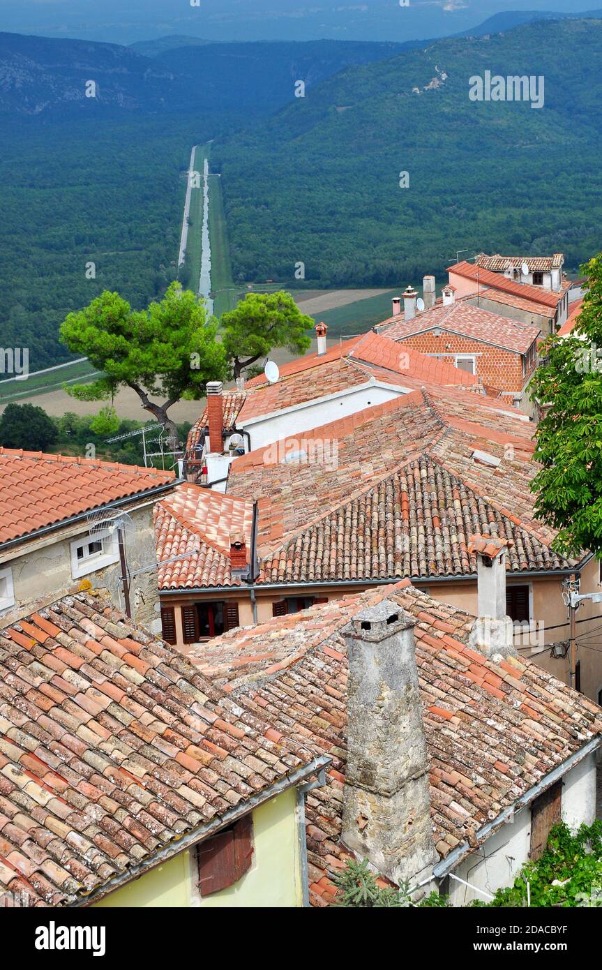 Paesaggio sui tetti della città di Motovun, Istria, Croazia Foto Stock