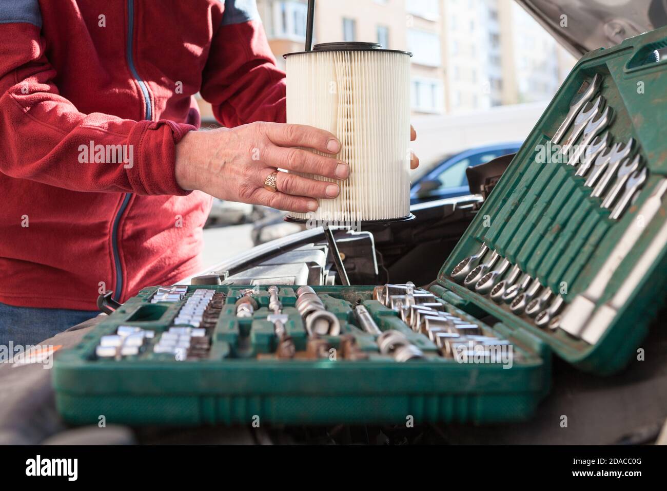 Vista ravvicinata del conducente con un nuovo filtro dell'aria pulito, da sostituire senza necessità di manutenzione del motore Foto Stock