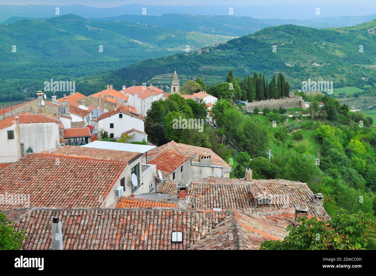 Paesaggio sui tetti della città di Motovun, Istria, Croazia Foto Stock