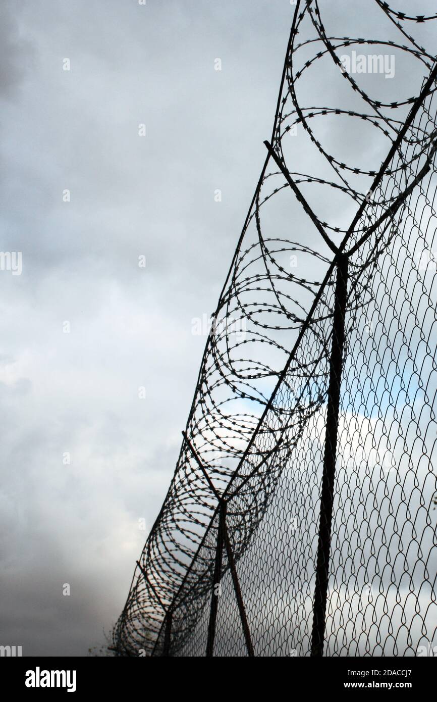 Recinzione di sicurezza utilizzata in una struttura carceraria Foto Stock