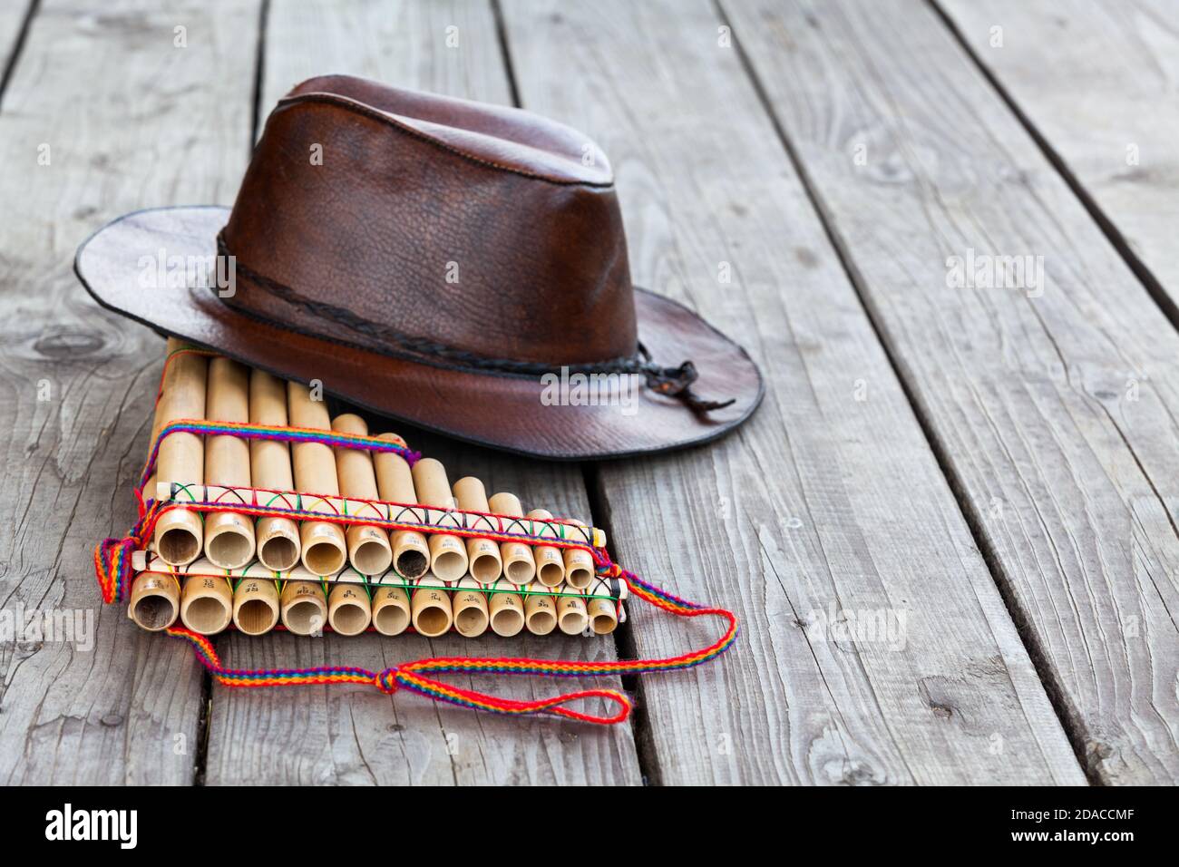 Tubi multipli flauto padella e cappello marrone cowboy di pelle giacente su  pavimento quadrato-refilato, copyspace Foto stock - Alamy