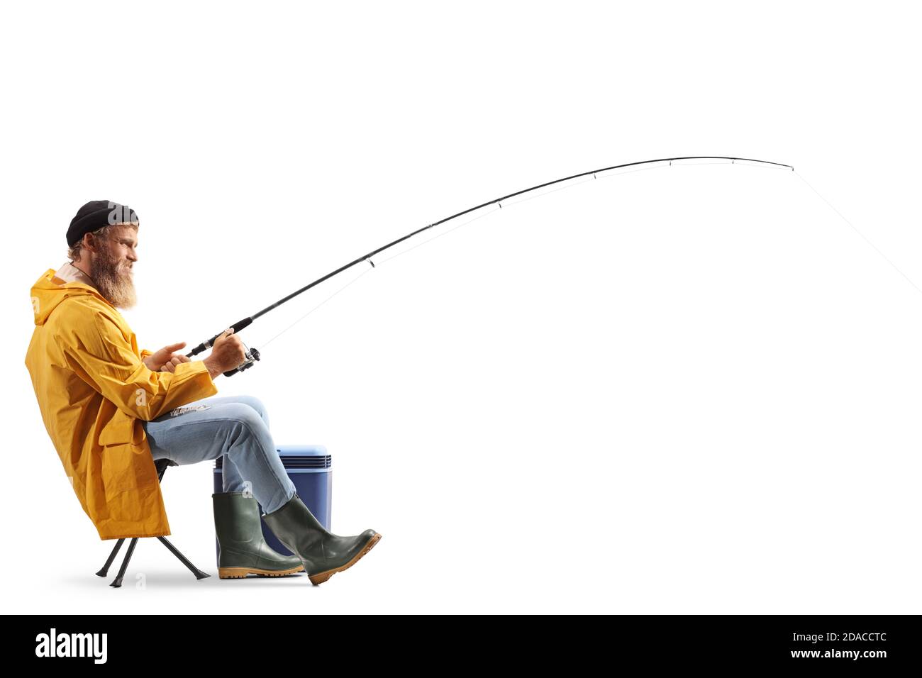 Foto di un pescatore su una sedia a lunghezza di profilo completo tirando una canna da pesca isolata su sfondo bianco Foto Stock