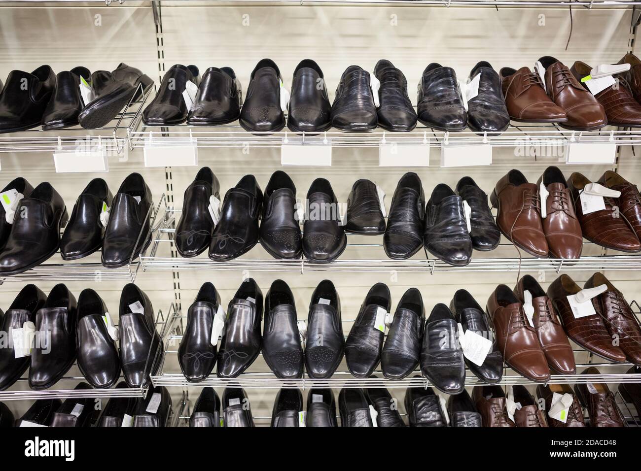 Negozio di scarpe da uomo con calzature classiche da uomo su scaffali Foto  stock - Alamy