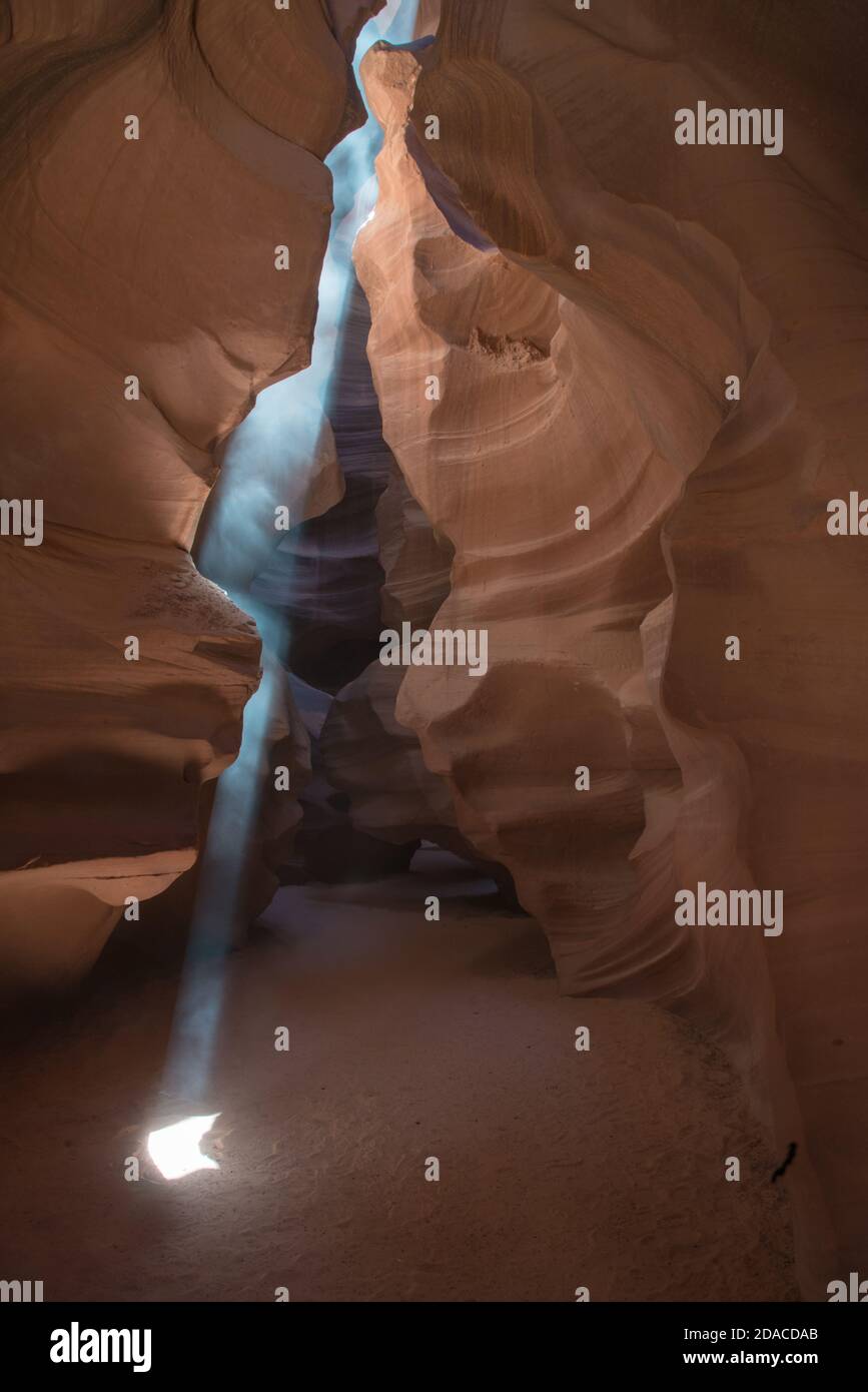 Un fascio di sole polveroso in un canyon di slot, Arizona, Stati Uniti Foto Stock