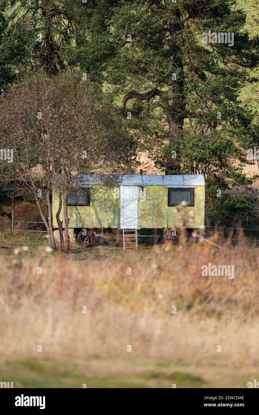 Casa a motore nel parco foresta montagna in autunno vibrante bosco alberi concetto di vacanza fine settimana Foto Stock