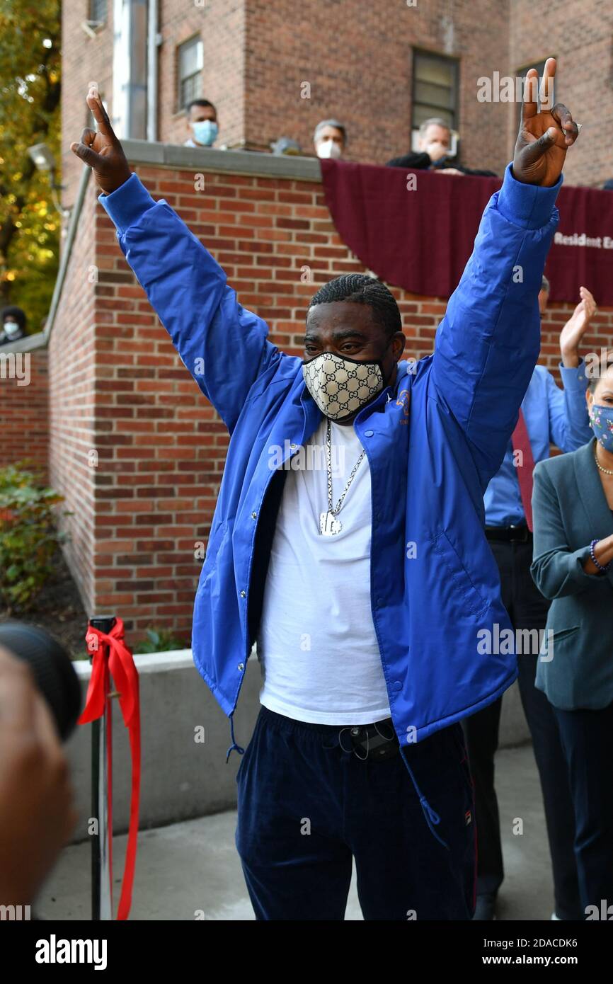 Tracy Morgan presenta commenti all'apertura del Marcy Houses Community Center il 6 novembre 2020 a Brooklyn, New York. Foto Stock