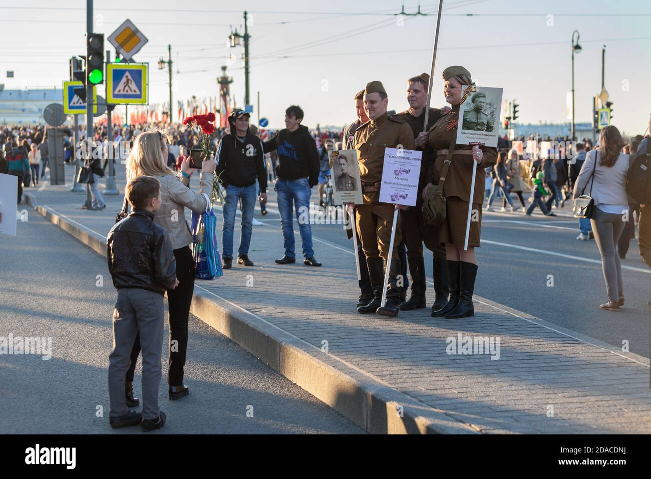 SAN PIETROBURGO, RUSSIA-9 MAGGIO 2015: La famiglia fa foto di persone vestite in uniforme sovietica nel centro della città. Celebrazione dell'anniversario 70 del Foto Stock