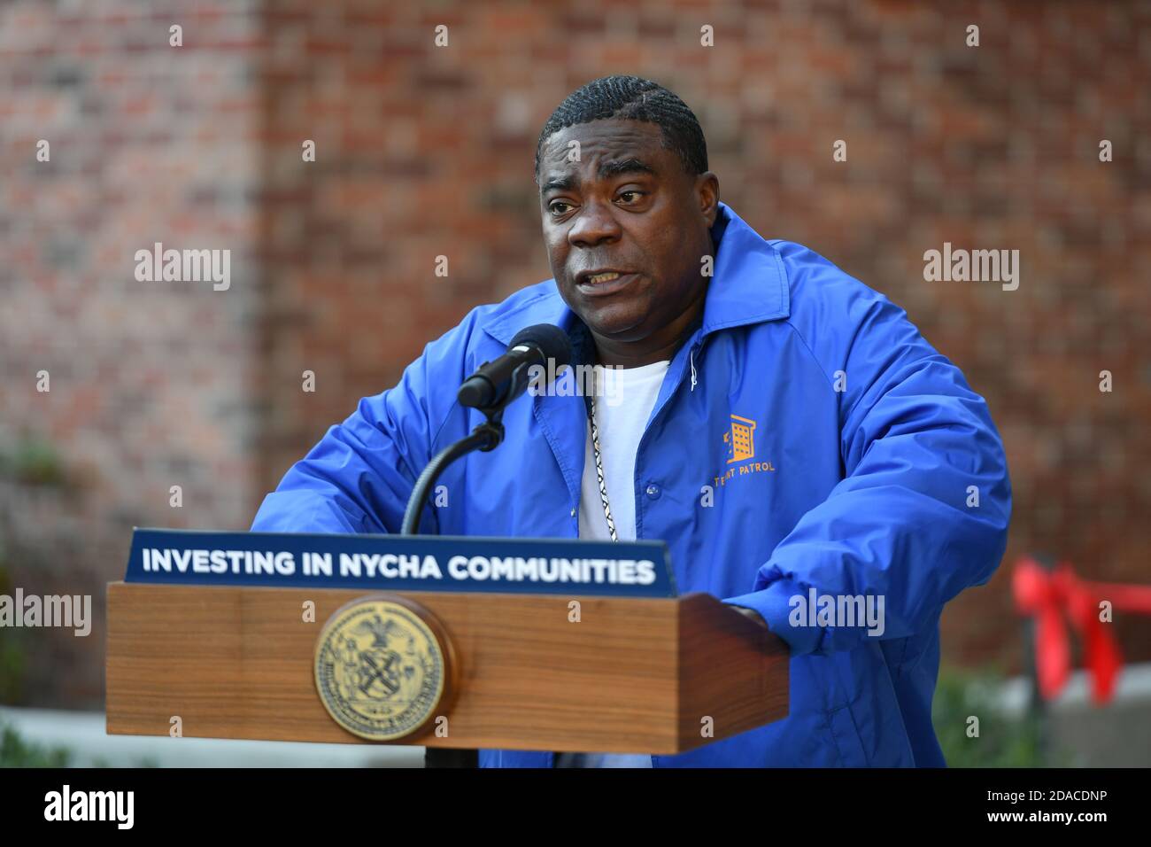 Tracy Morgan presenta commenti all'apertura del Marcy Houses Community Center il 6 novembre 2020 a Brooklyn, New York. Foto Stock
