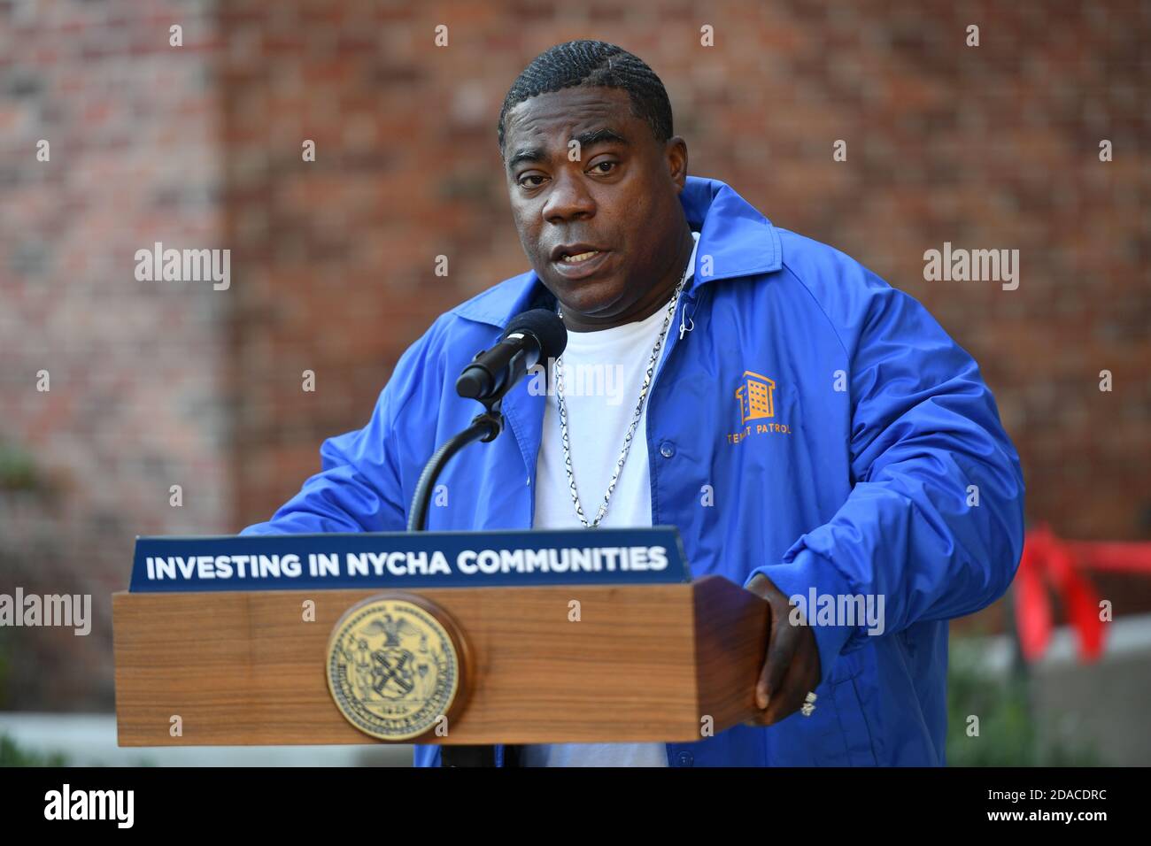 Tracy Morgan presenta commenti all'apertura del Marcy Houses Community Center il 6 novembre 2020 a Brooklyn, New York. Foto Stock