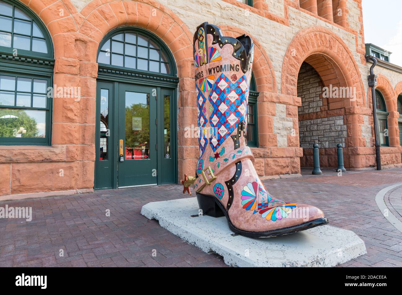Cheyenne, Wyoming - 8 agosto 2020: Grande scultura d'arte di stivali da cowboy fuori della storica stazione ferroviaria Union Pacific Depot a Cheyenne, Wyoming Foto Stock