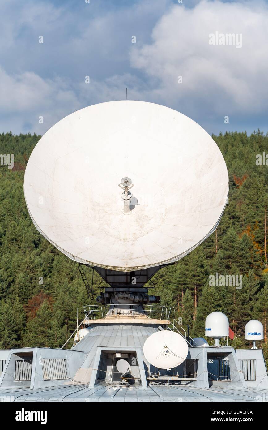 Dettaglio di un gigantesco radiotelescopio puntato verso l'alto sfondo blu chiaro Foto Stock