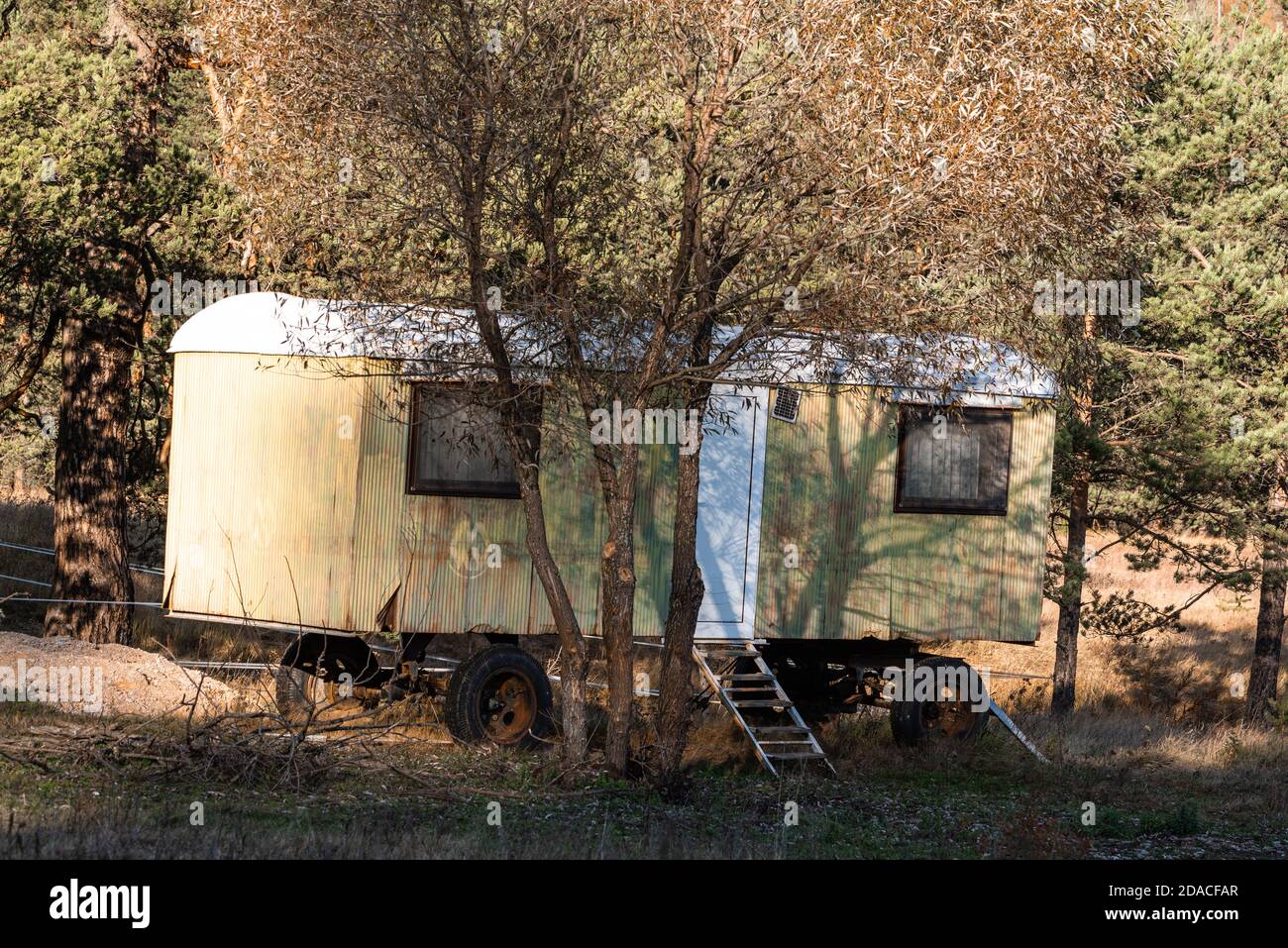 Casa a motore nel parco foresta montagna in autunno vibrante bosco alberi concetto di vacanza fine settimana Foto Stock