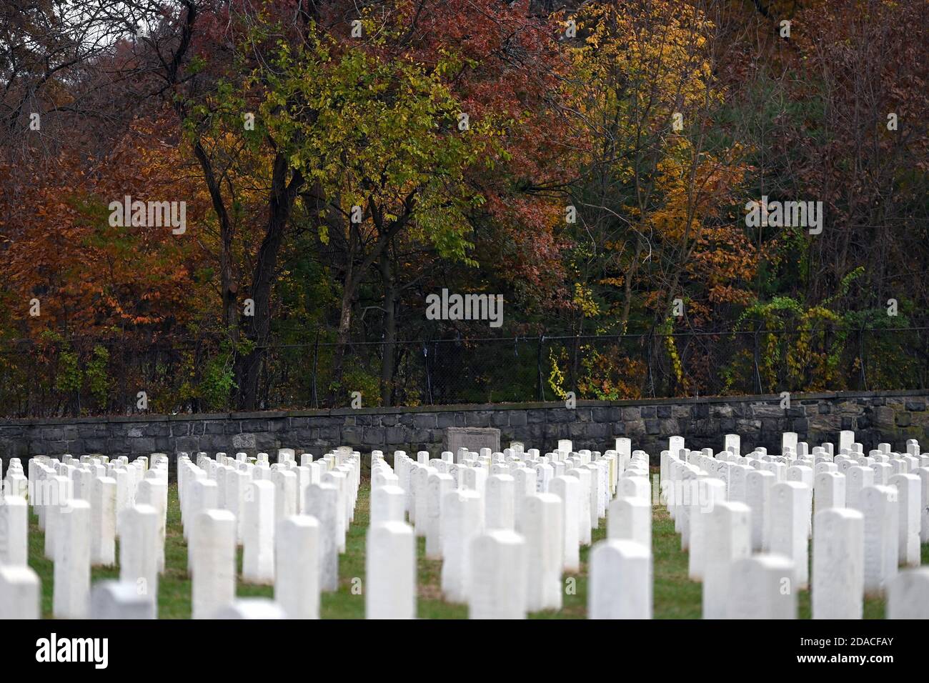 New York City, Stati Uniti. 11 Nov 2020. Il Veterans Day, ambientato contro i colori autunnali delle foglie, file di pietre miliari militari occupano una sezione del Cimitero Nazionale di Cypress Hills nel quartiere Brooklyn di New York, NY, il 11 novembre 2020. (Anthony Behar/Sipa USA) Credit: Sipa USA/Alamy Live News Foto Stock