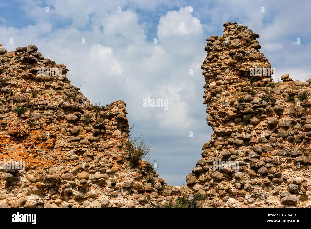 Rovinato antico muro di fortezza fatto di pietre Foto Stock
