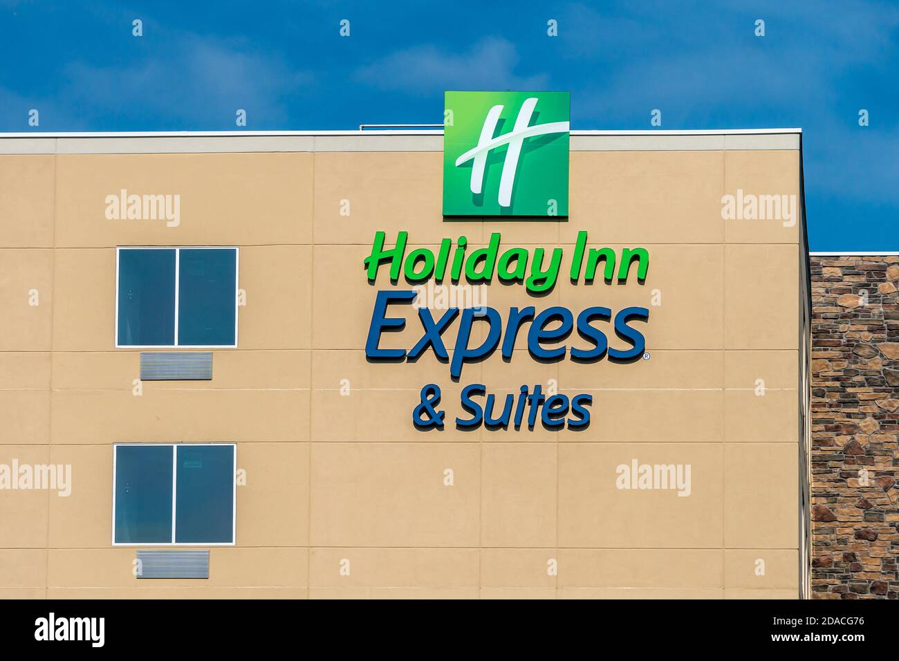 HUDSON, WI/USA - 31 OTTOBRE 2020:: Holiday Inn Express Sign motel exterior. L'Holiday Inn Express e' una catena alberghiera a prezzi medi, marcata da InterContinent Foto Stock