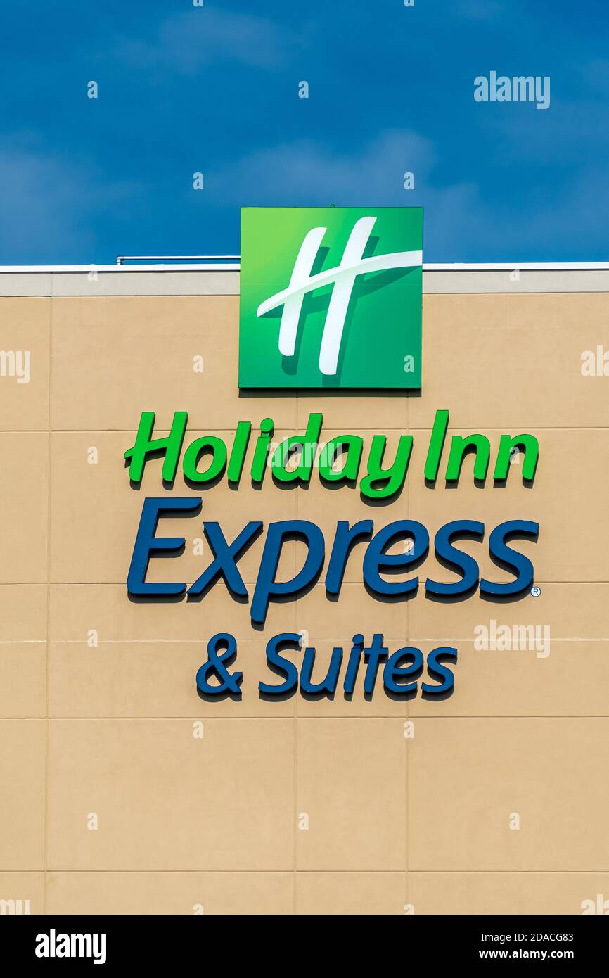 HUDSON, WI/USA - 31 OTTOBRE 2020:: Holiday Inn Express Sign motel exterior. L'Holiday Inn Express e' una catena alberghiera a prezzi medi, marcata da InterContinent Foto Stock