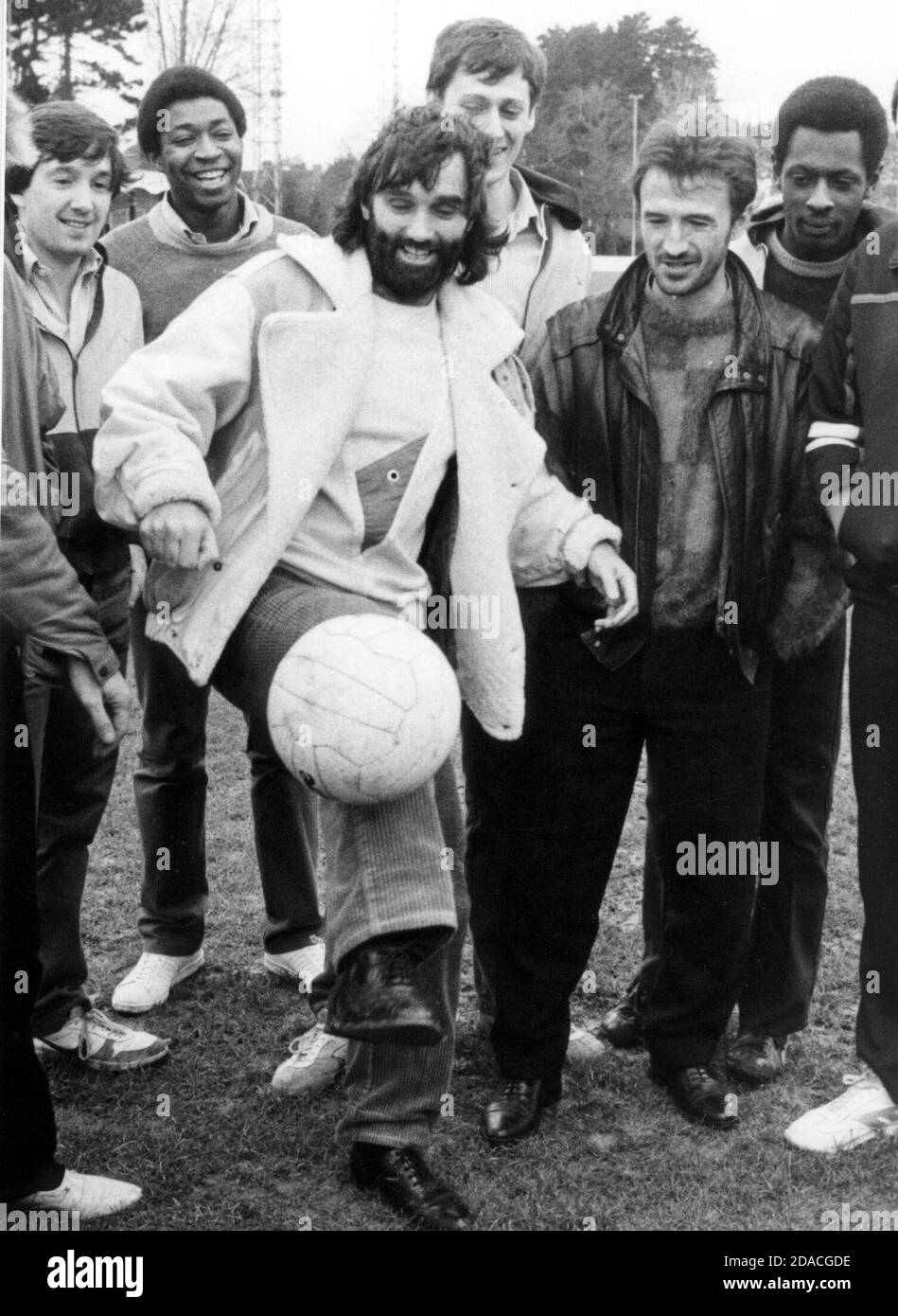 GEORGE MEGLIO CON I MEMBRI DELLA SQUADRA DI CALCIO FORD OPEN CARCERE A BOGNOR. PIC MIKE WALKER, M. E Y. PORTSMOUTH.1985 Foto Stock