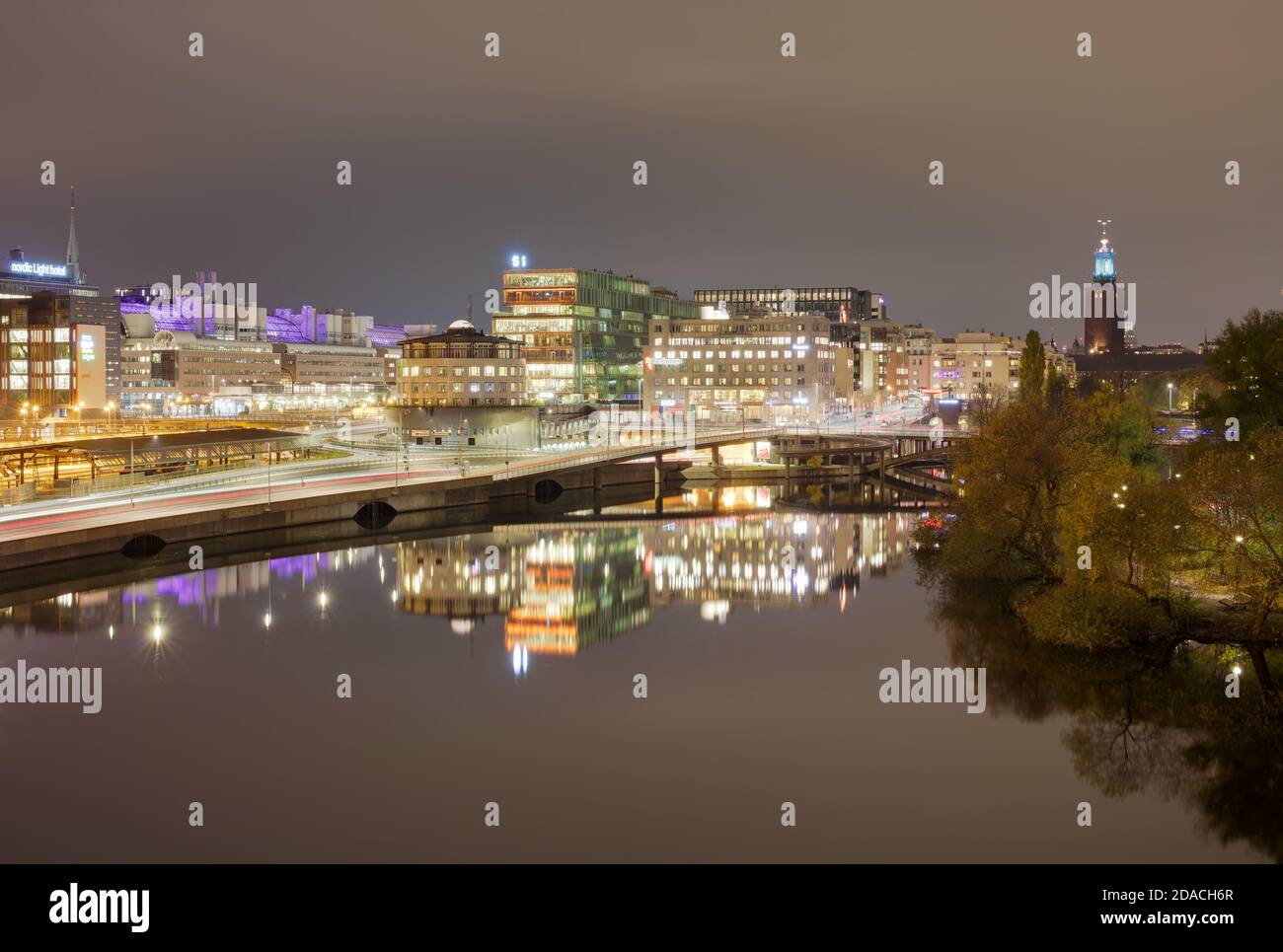 Klarastrandsleden da Barnhusbron a Stoccolma, Svezia, durante una notte d'autunno Foto Stock