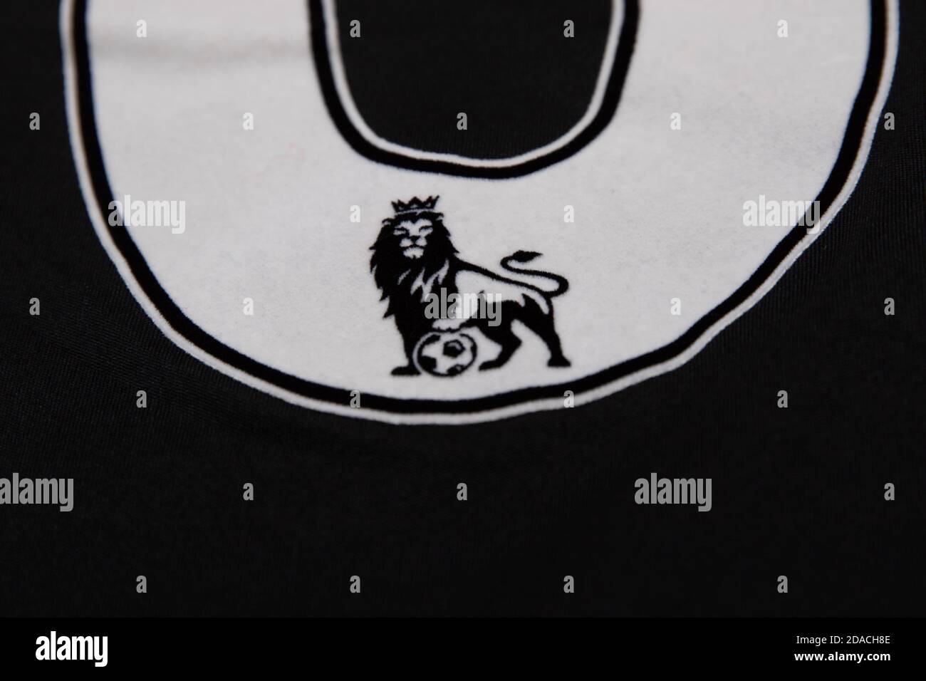 Leone Premier League con logo calcistico inset all'interno della a numero del retro della camicia Foto Stock