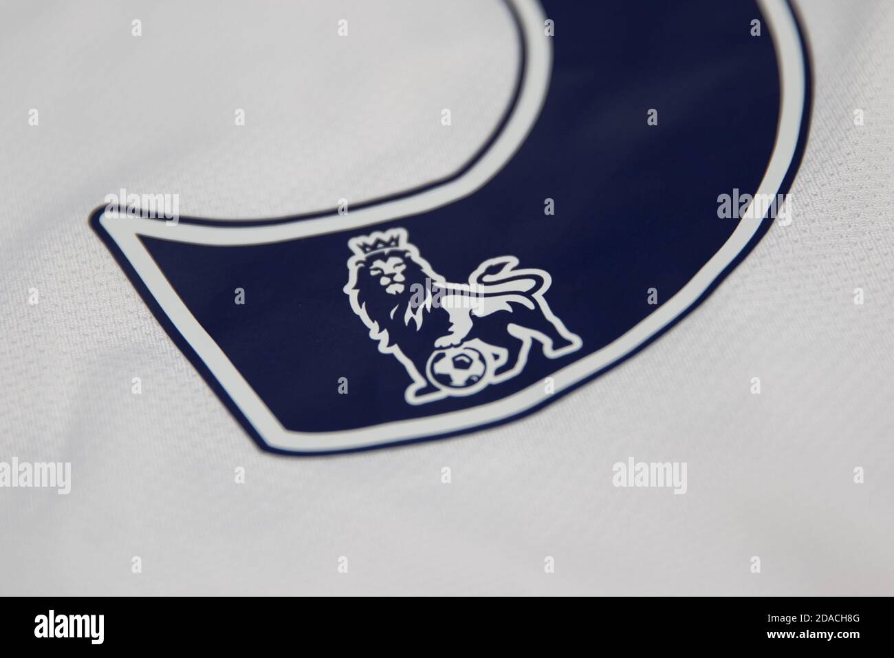 Leone Premier League con logo calcistico inset all'interno della a numero del retro della camicia Foto Stock