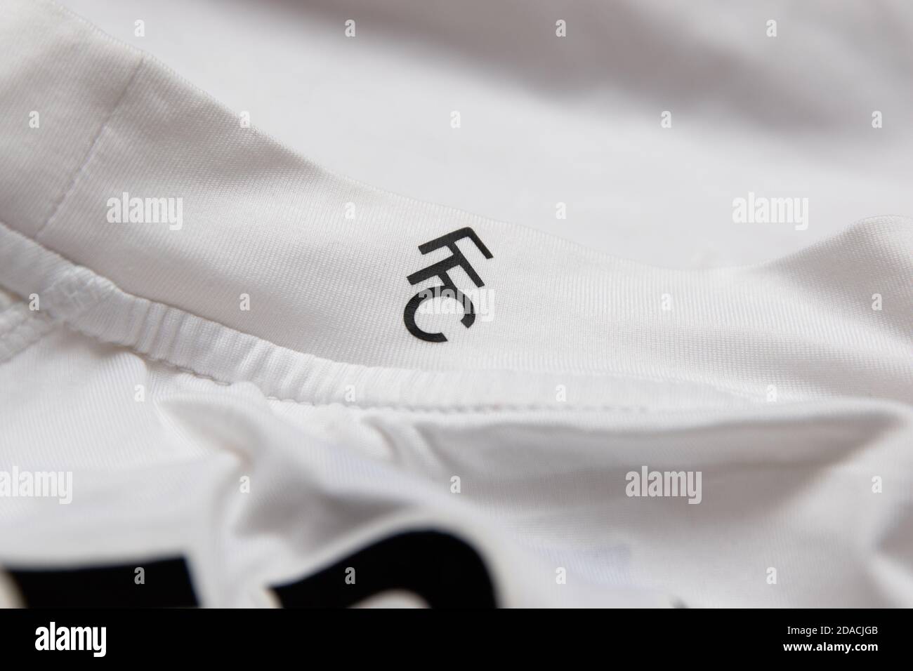 Scritta FFC sul retro di un Fulham Football Club camicia Foto Stock