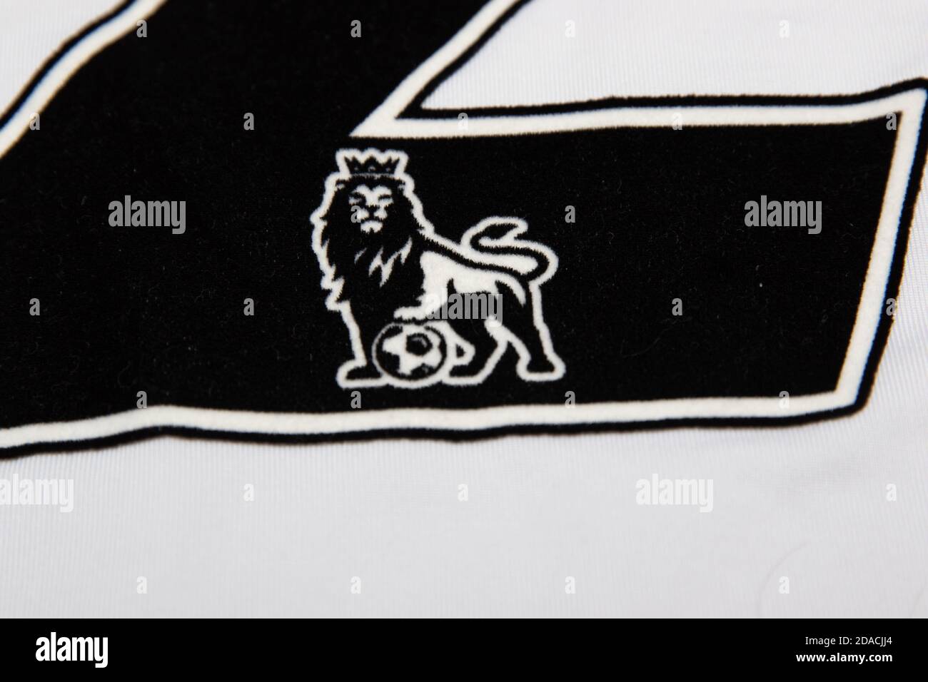 Leone Premier League con logo calcistico nella base di un numero sul retro di una camicia da calcio Foto Stock