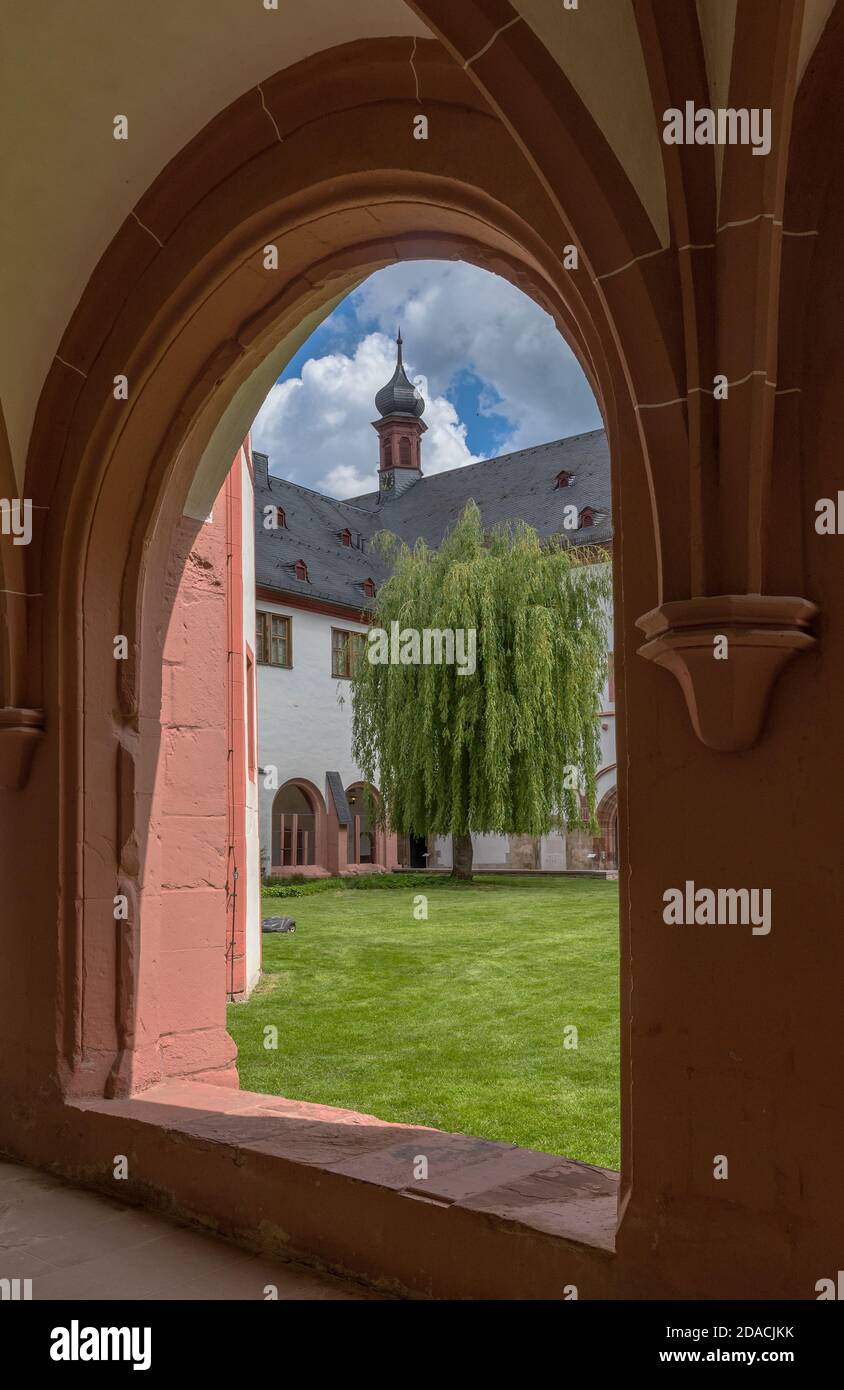 vista attraverso una finestra nel giardino interno della Monastero di Eberbach Foto Stock
