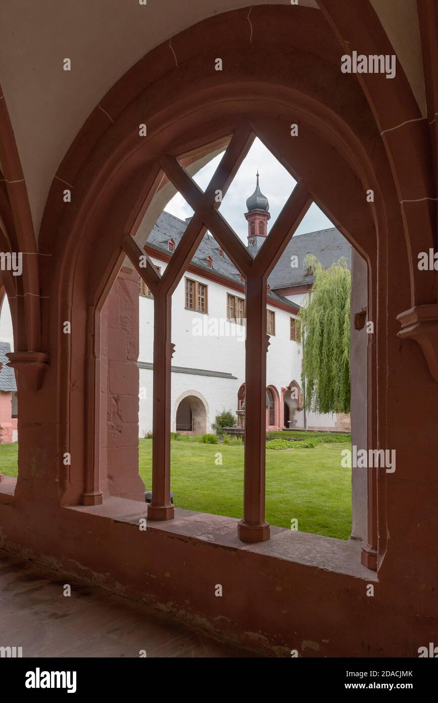 vista attraverso una finestra nel giardino interno della Monastero di Eberbach Foto Stock